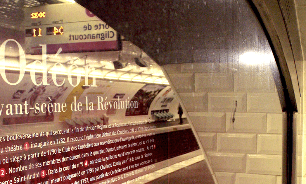 Vue de détail du texte dans la niche de la station Odéon